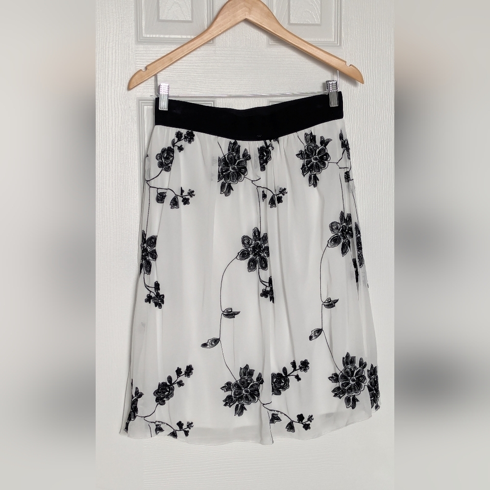 Women's (Size M) White Sheer Flowy A-Line Skirt w/Black Embroidered Florals - Picture 5 of 14